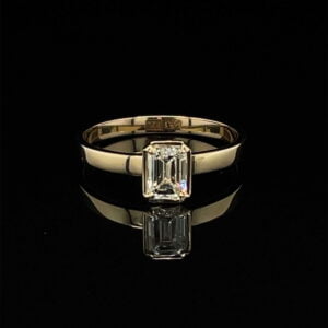 Ekskluzywny pierścionek zaręczynowy Eclat de Lumière z emeraldowym brylantem w 14k złocie