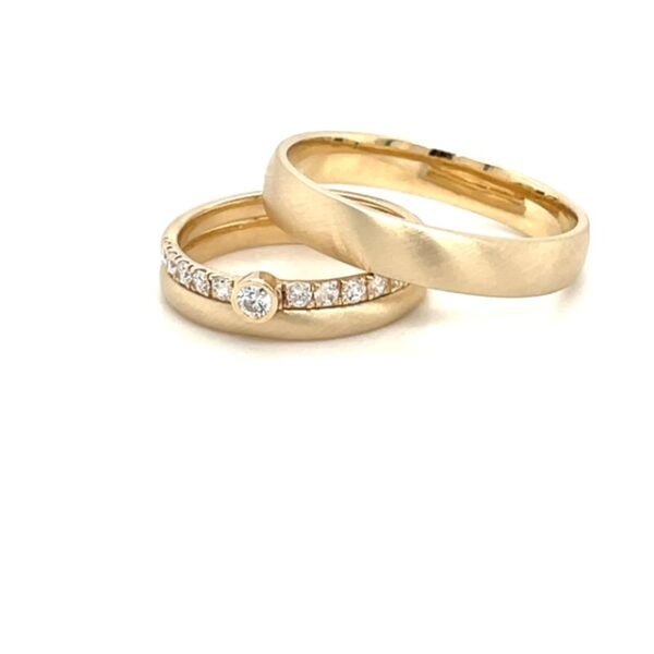 Eleganckie obrączki ślubne 'Luminous Matrimony', połączenie złota z lśniącymi brylantami, odzwierciedlające blask małżeństwa