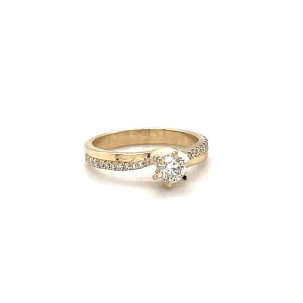 "Ekskluzywny 14-karatowy złoty pierścionek 'Golden Solstice Ring' z centralnym brylantem i otoczonym diamentami