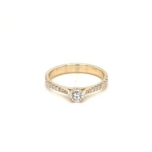 Elegancki pierścionek "Zorza Blasku" z centralnym brylantem na złotej obrączce z delikatnymi brylantowymi zdobieniami