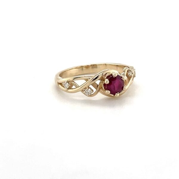 Złoty pierścionek 'Crimson Elegance Ring' z centralnym rubinem i błyszczącymi brylantami