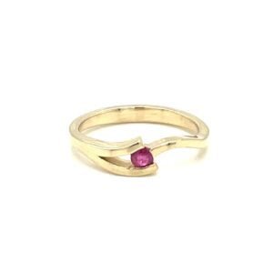 Elegancki pierścionek 'Carmine Grace' z 14-karatowego złota z centralnie osadzonym rubinem