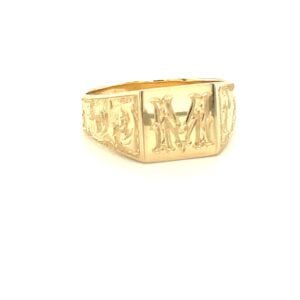 Złoty pierścionek 'Majestic Dynasty Ring' z wyrytym wzorem herbowym, prezentujący siłę i dziedzictwo