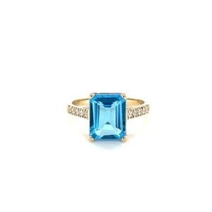 Luksusowy pierścień z błękitnym topazem i brylantami na złotej obrączce
