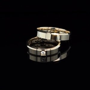 Złote obrączki ślubne Pure Axis z brylantem