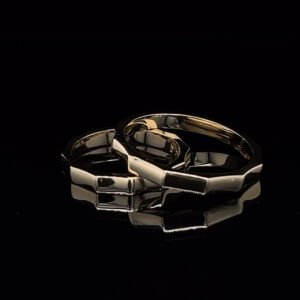 Złote obrączki ślubne Refined Shape o geometrycznej formie