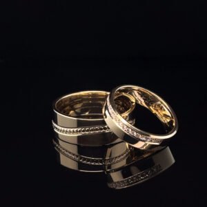 Złote obrączki ślubne Golden Sonata z brylantami, wykonane ze złota 14k