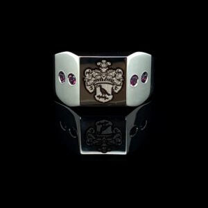 Sygnet Arcane Lineage z białego złota próby 585 z herbem i granatami – jubiler Katowice