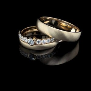 Obrączki Ślubne Golden Tranquility ze złota próby 585 z brylantami i satynowym wykończeniem – jubiler Katowice