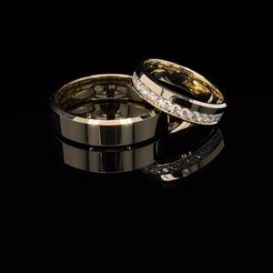 Złote obrączki ślubne Aureum Essence z brylantami