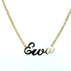 Złoty naszyjnik Signature Forme z personalizowaną zawieszką w formie imienia lub słowa to elegancka propozycja z pracowni jubilerskiej w Katowicach. Tworzony na zamówienie, pozwala dobrać czcionkę, długość i kolor złota. Subtelny, osobisty i ponadczasowy.