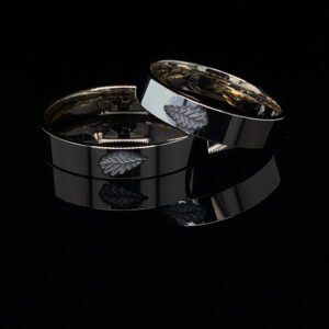 Złote obrączki ślubne Leaf Eternity z grawerem liścia