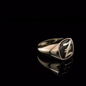 Sygnet Noir Signature z onyksem i monogramem