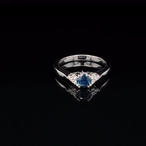 Pierścionek Blue Mirage z niebieskim kamieniem i brylantami